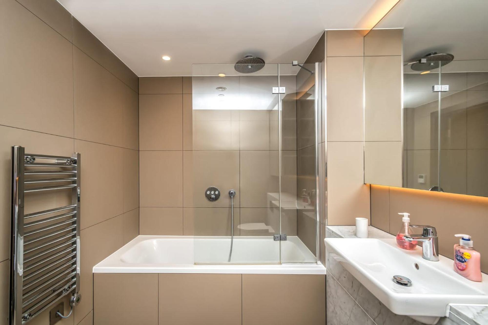 Luxury 2 Bedroom Apartment In Tower Hill Londen Buitenkant foto
